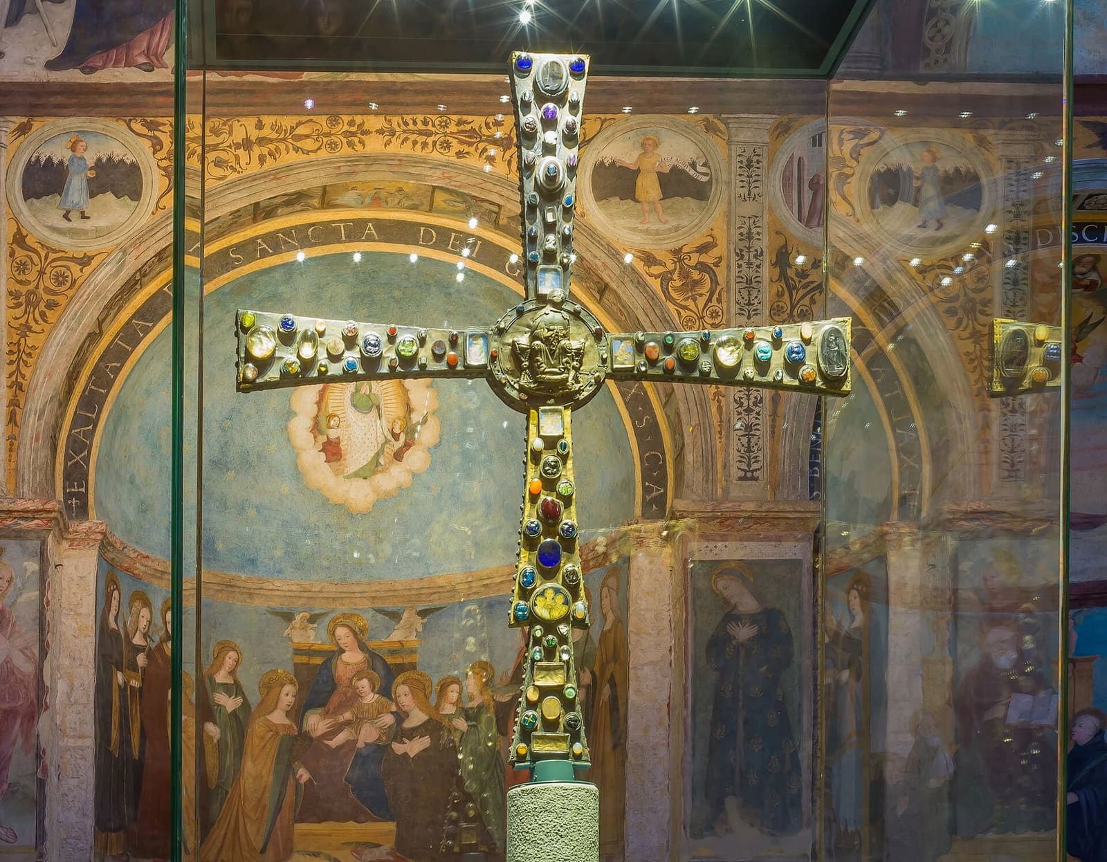 la Croce di Desiderio, con le gemme e i cammei, nell'oratorio affrescato di Santa Maria in Solario