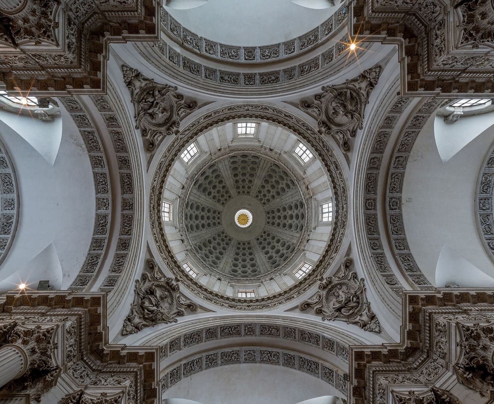 la cupola del Duomo Nuovo vista da sotto, con la lanterna in mezzo