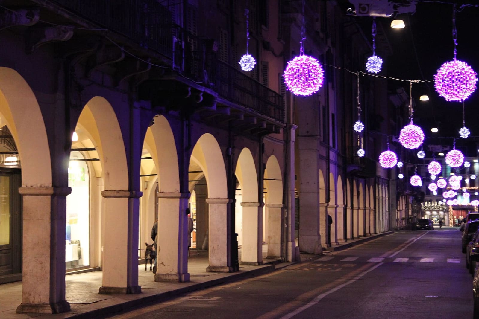 le luci di Natale appese sopra via X Giornate, accanto ai portici del Bagnadore