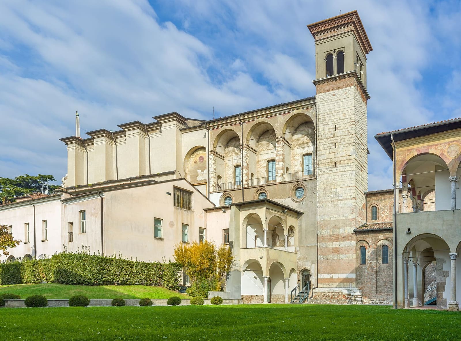 il monastero di Santa Giulia con il campanile e le logge, dal giardino del museo