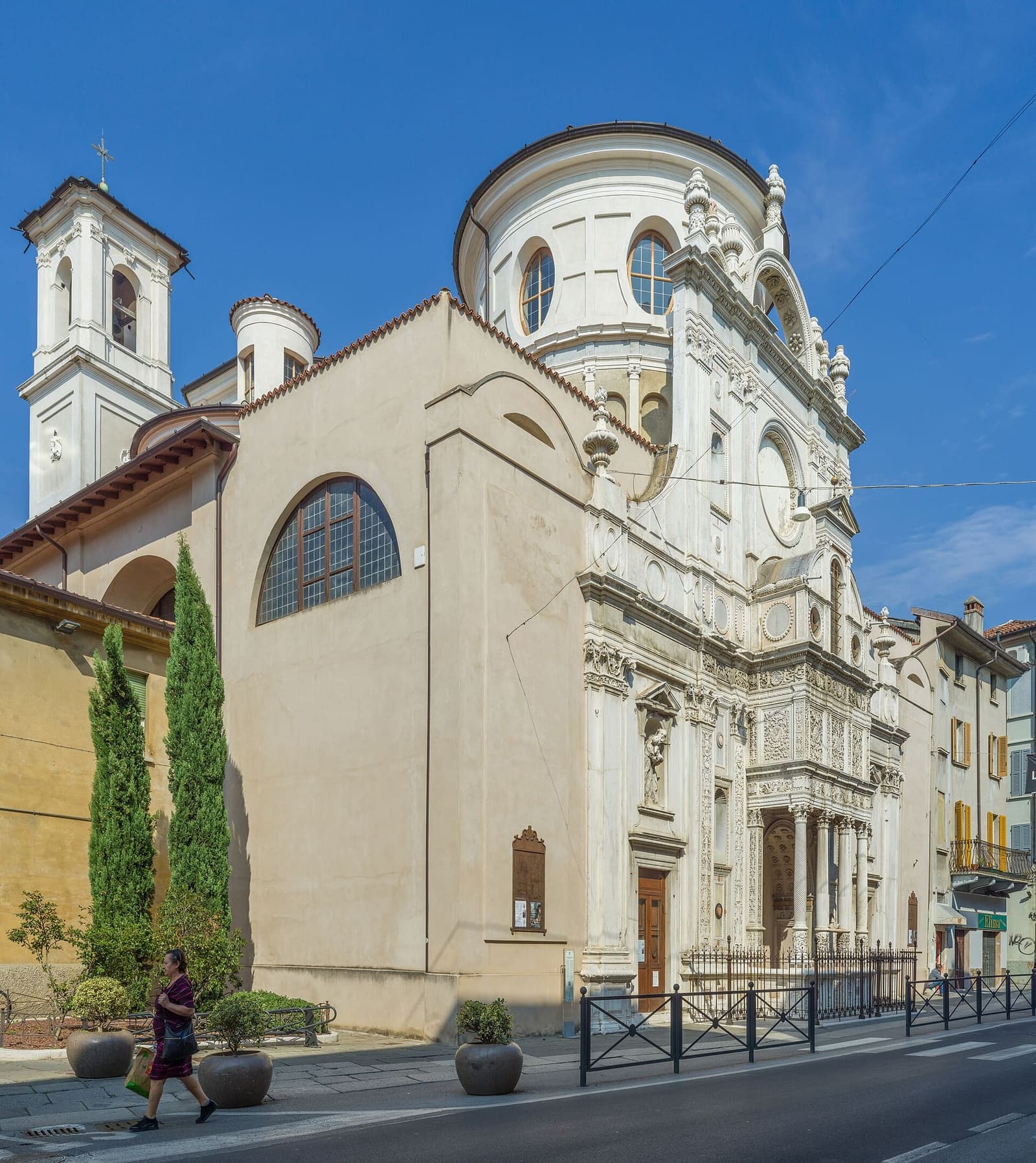 la chiesa di Santa Maria dei Miracoli su corso Martiri della Libertà, con la facciata di marmo e il portico