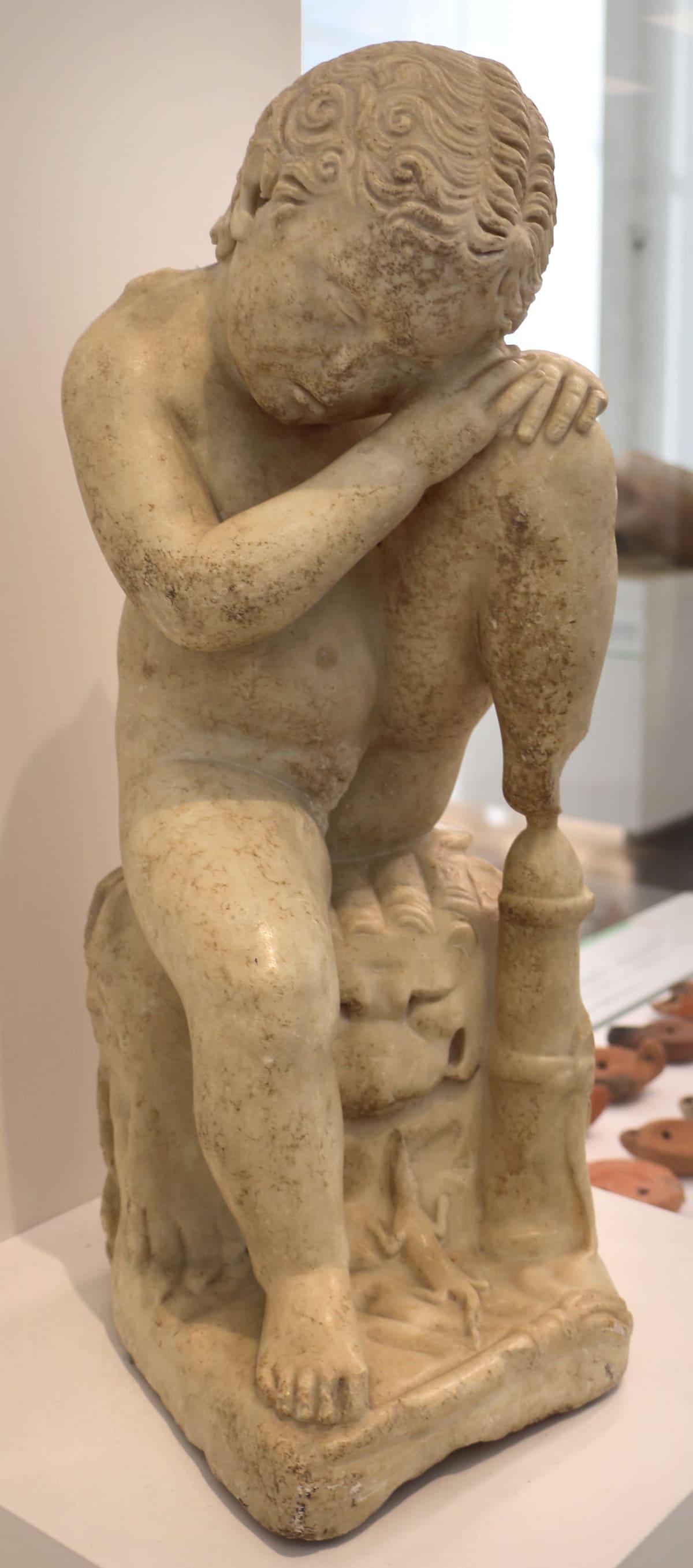 Ercole bambino addormentato, una scultura di marmo di età romana