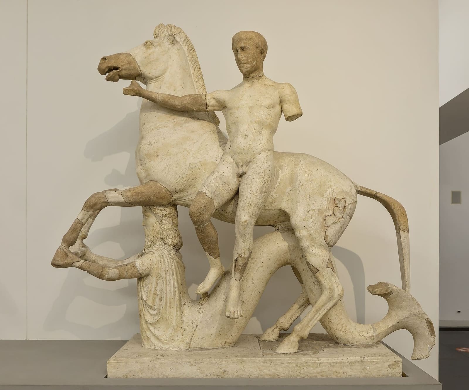 i Dioscuri di Locri, i gemelli di marmo che scendono da cavallo sorretti da un tritone