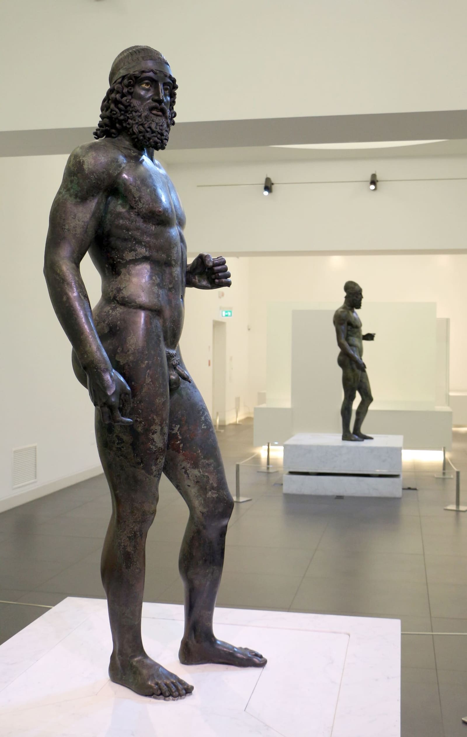 i due Bronzi nella loro sala, il Bronzo A davanti e il B in fondo