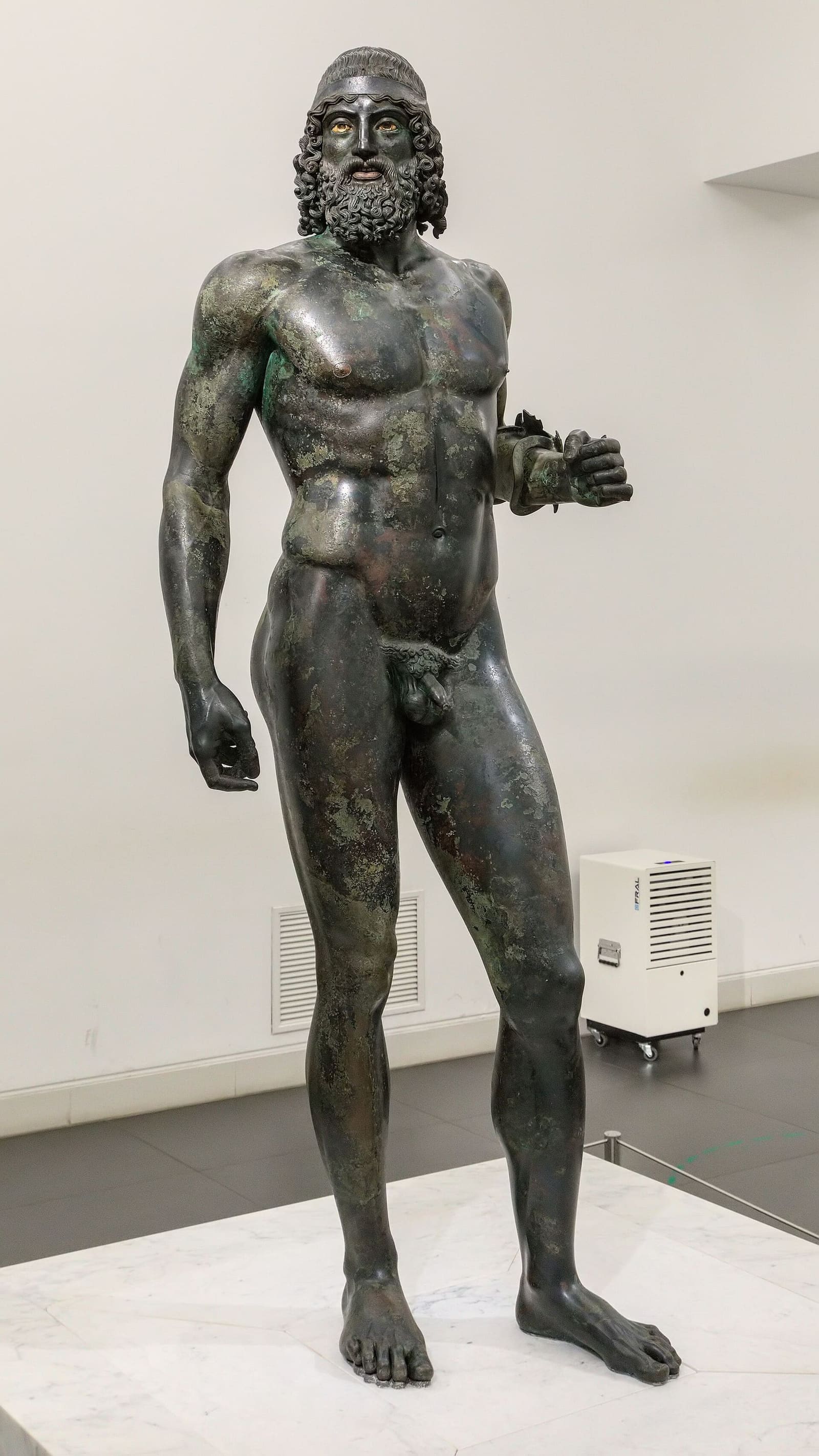 il Bronzo A, il giovane, sulla sua base di marmo