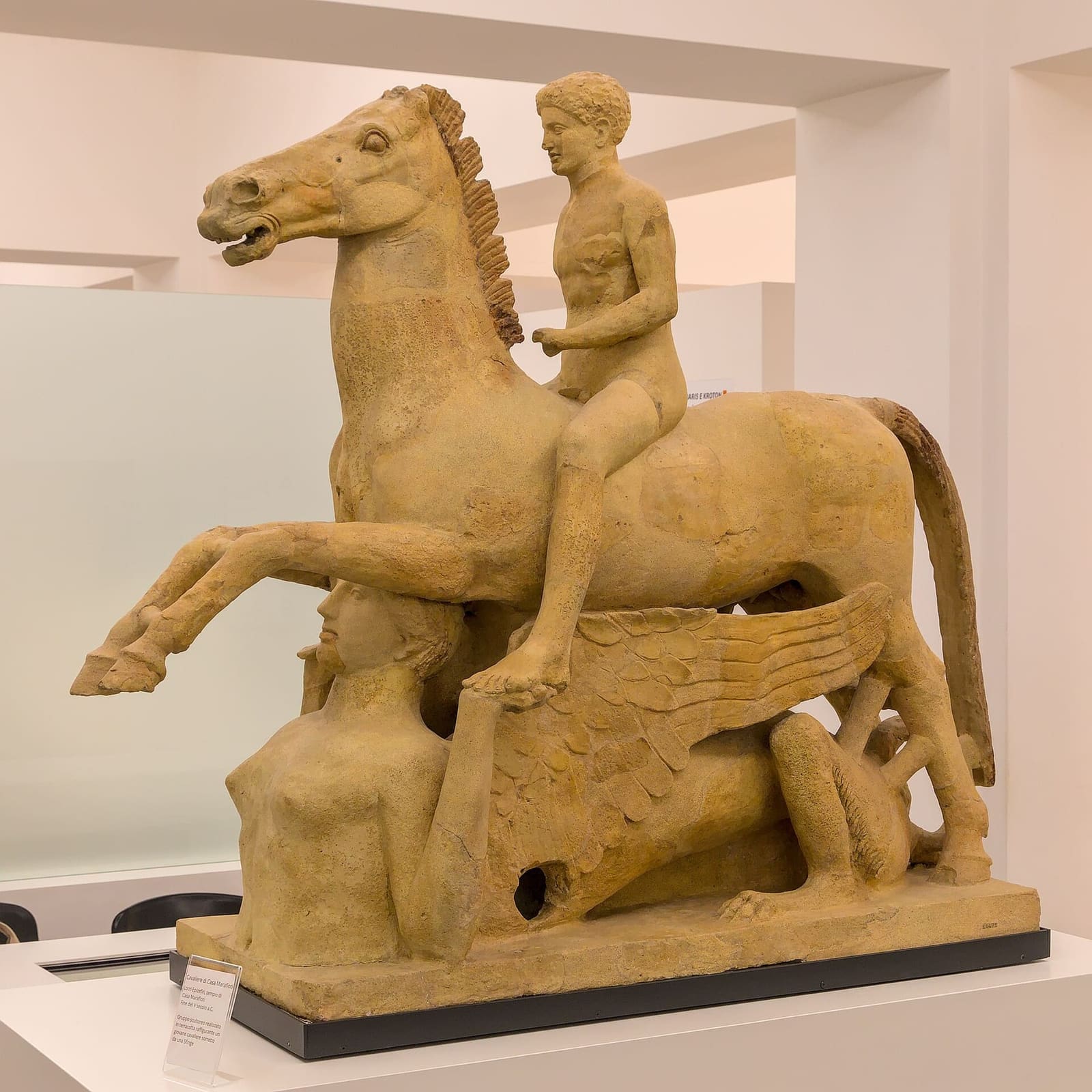 il Cavaliere di Casa Marafioti, di terracotta, sul cavallo sostenuto da una sfinge