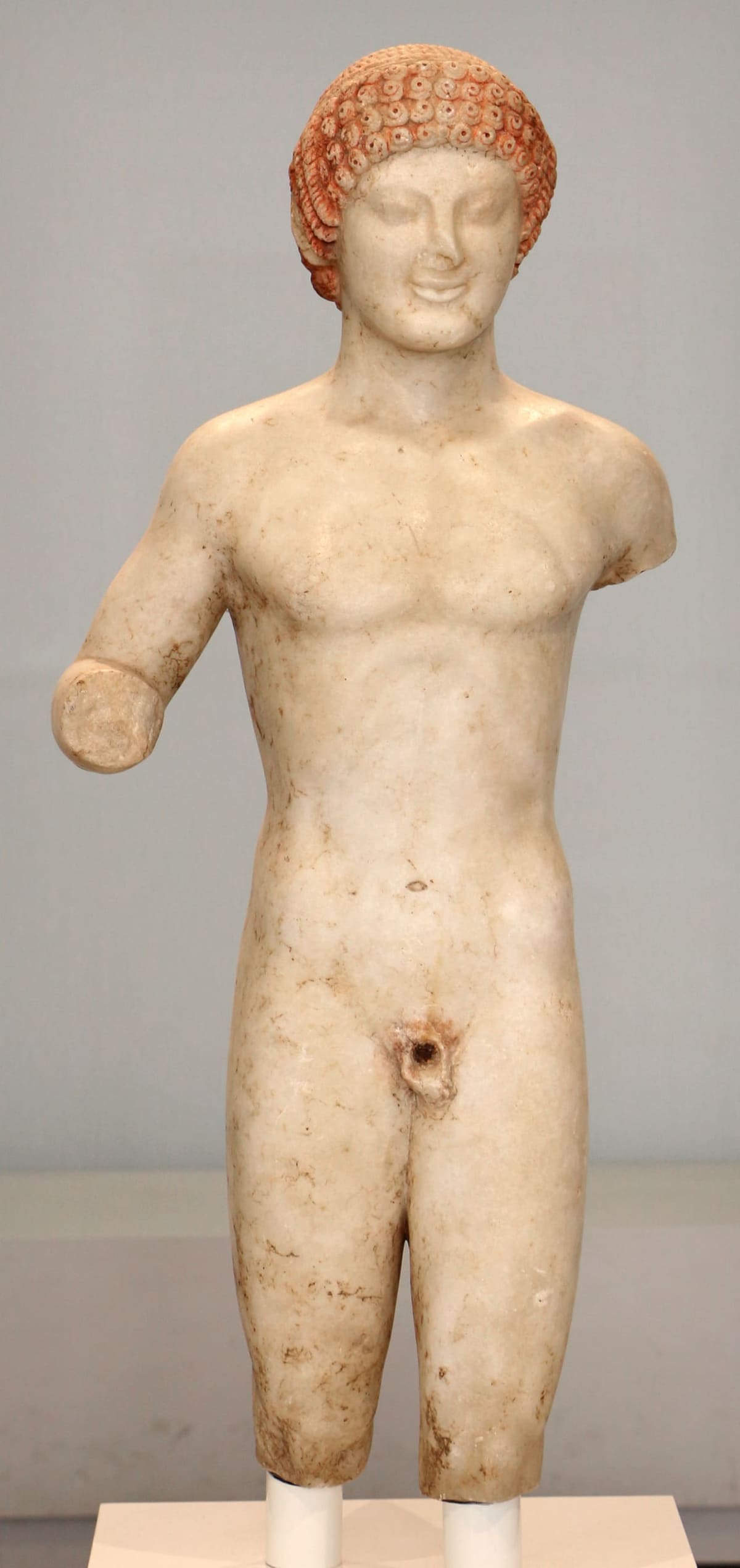 il Kouros di Rhegion, di marmo, con i capelli dipinti di rosso