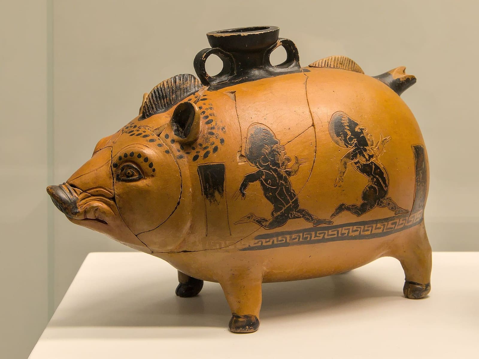 il vaso a forma di cinghiale da una tomba di Locri, del IV secolo avanti Cristo