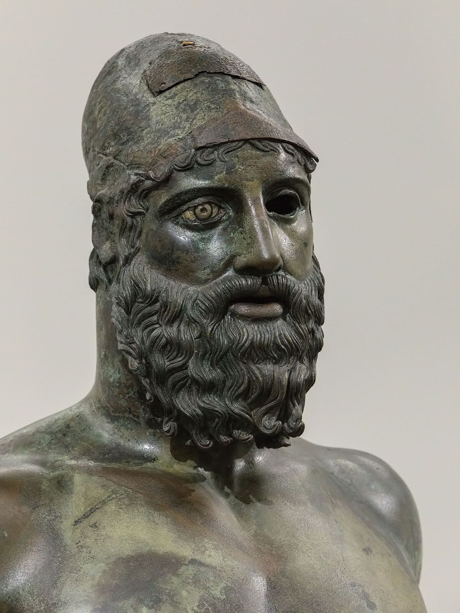 il volto del Bronzo B, con la testa allungata per l'elmo che non c'è più