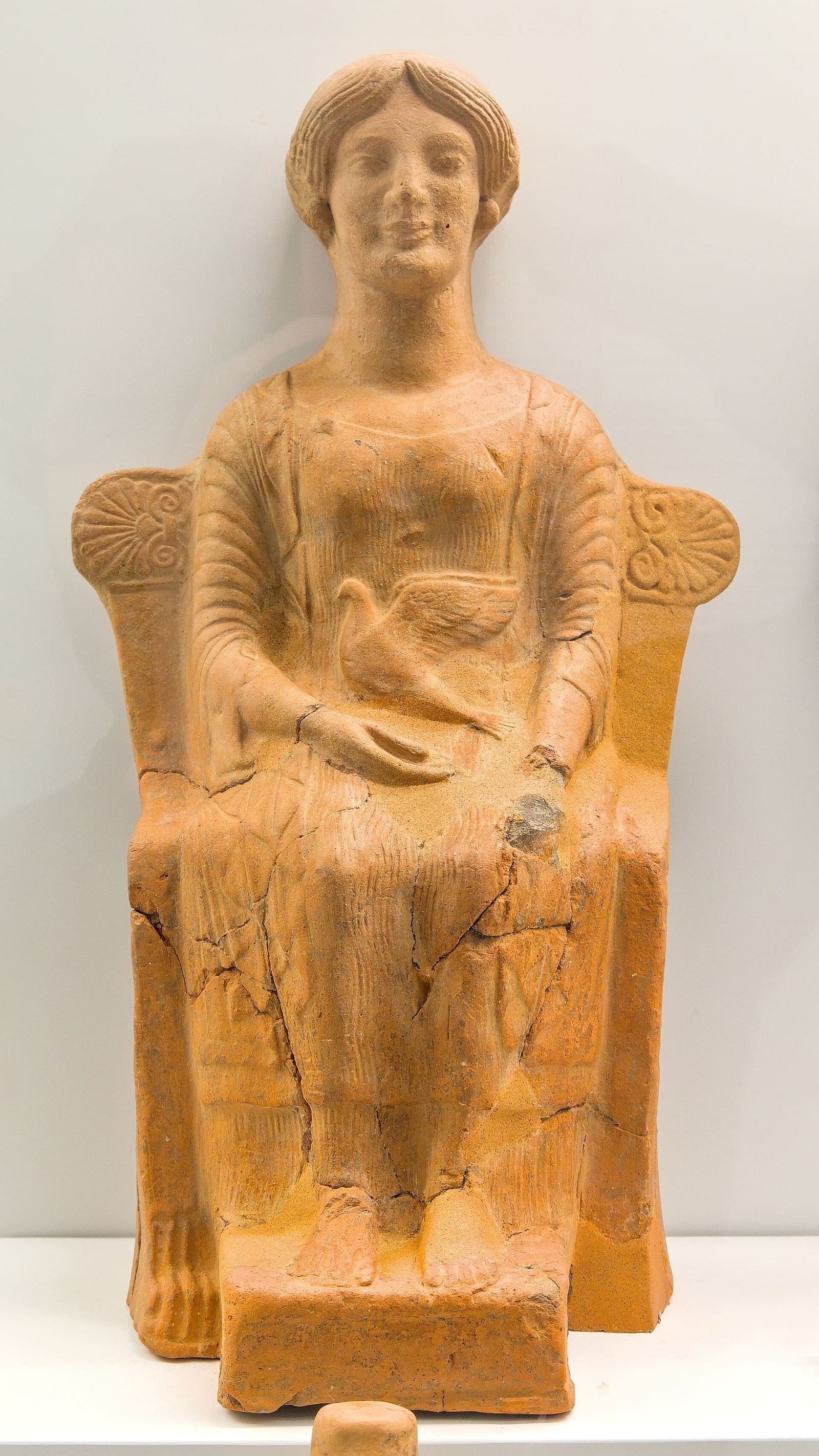 una statuetta votiva di terracotta da Medma, una donna seduta in trono