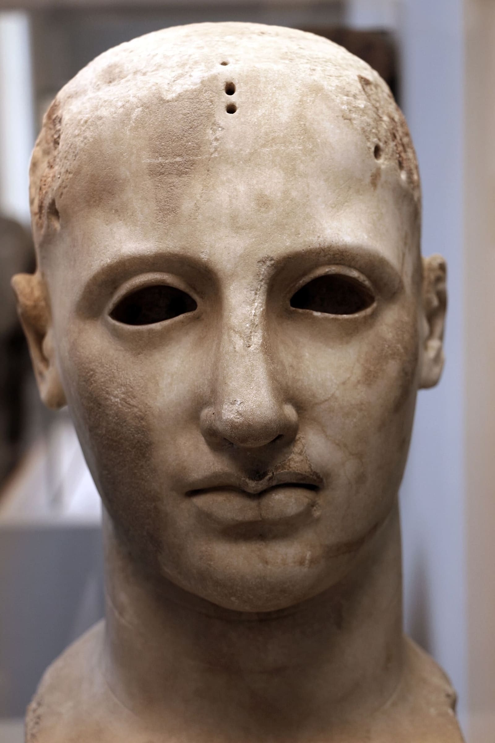 la testa di marmo dell'Apollo Aleo, dal tempio di Cirò, con gli occhi vuoti