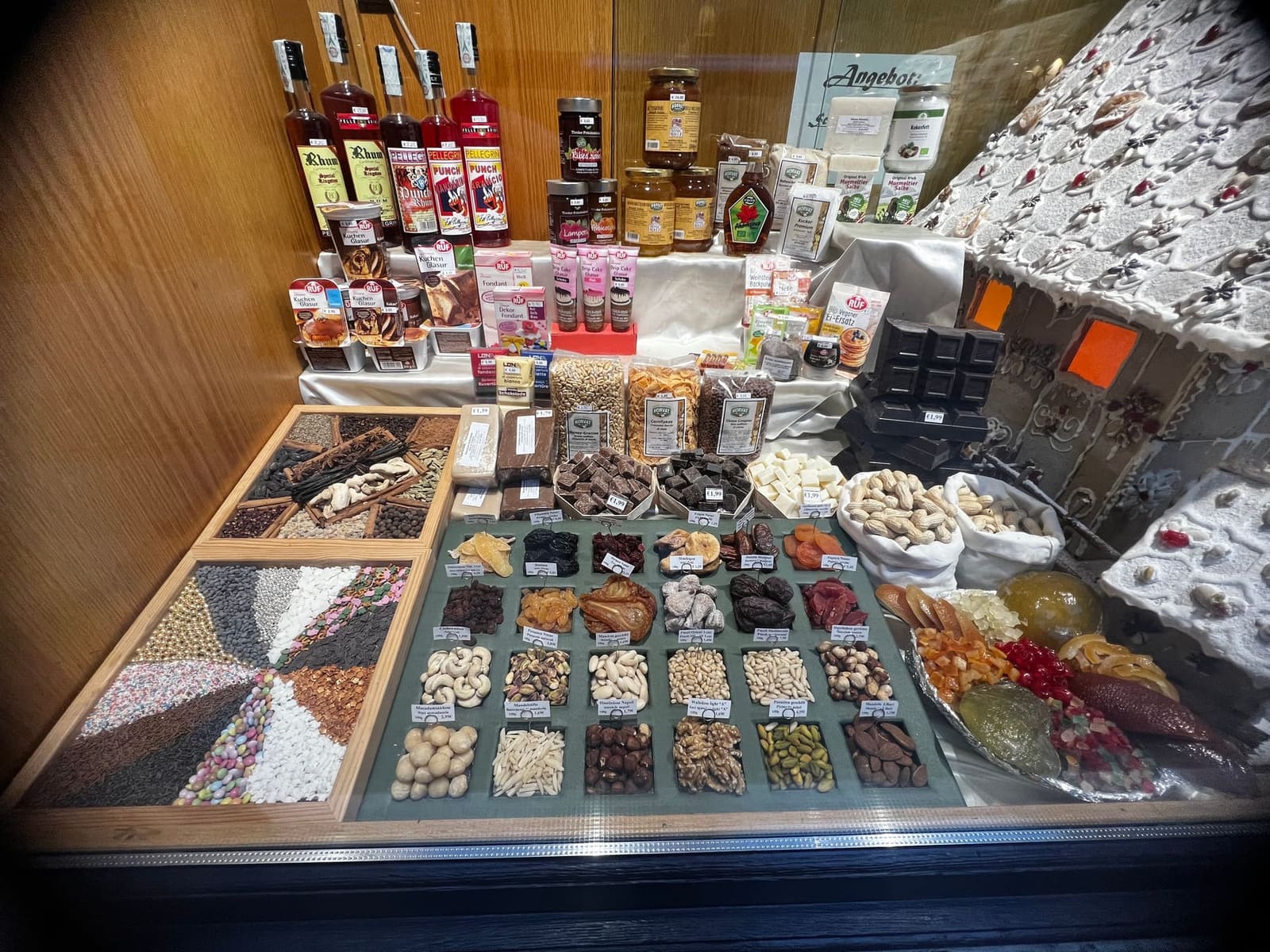 la vetrina di frutta secca, spezie e cioccolato, con la casetta di pan di zenzero