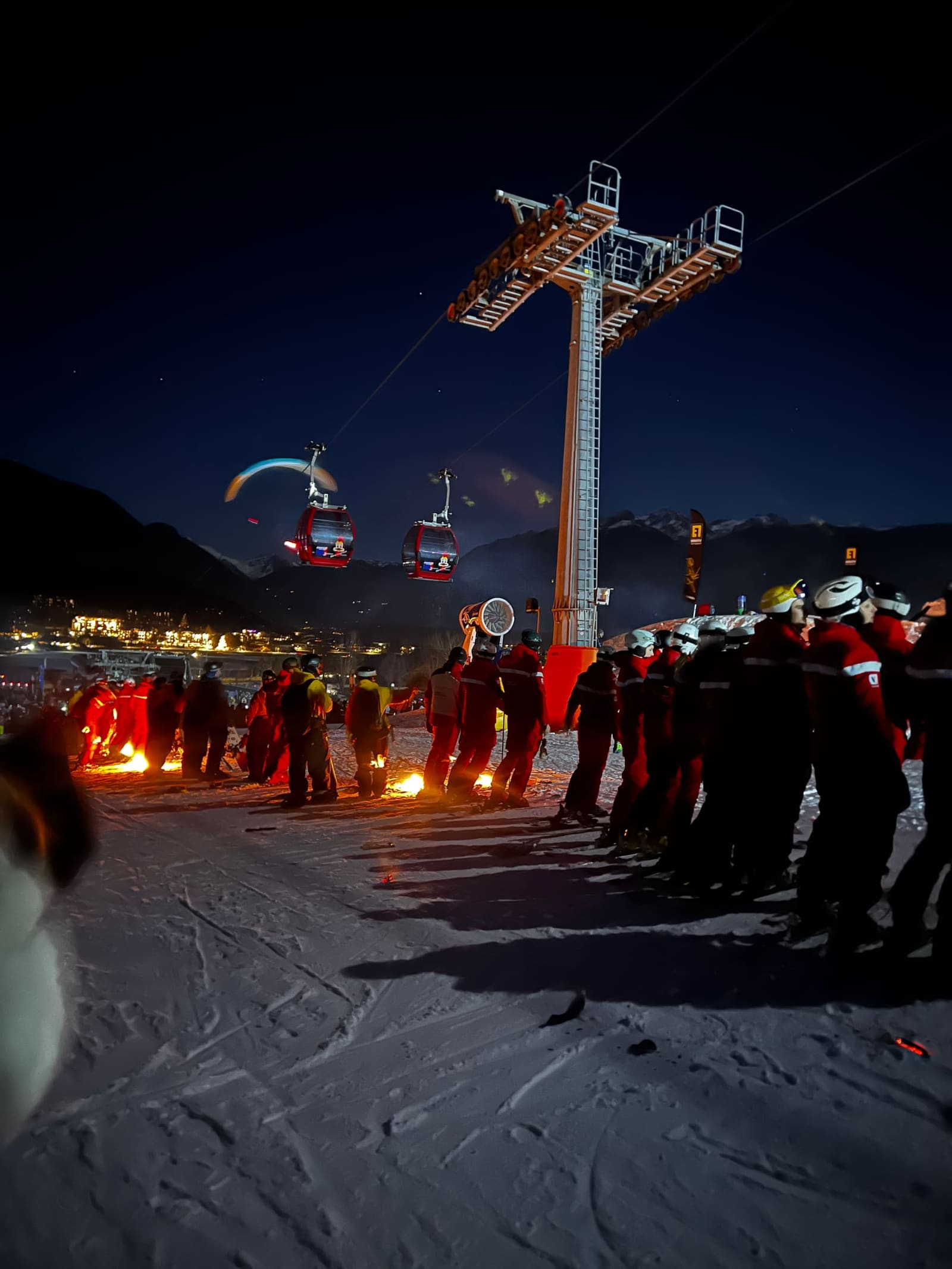 le cabine illuminate sopra la fiaccolata, e le luci di Riscone in basso