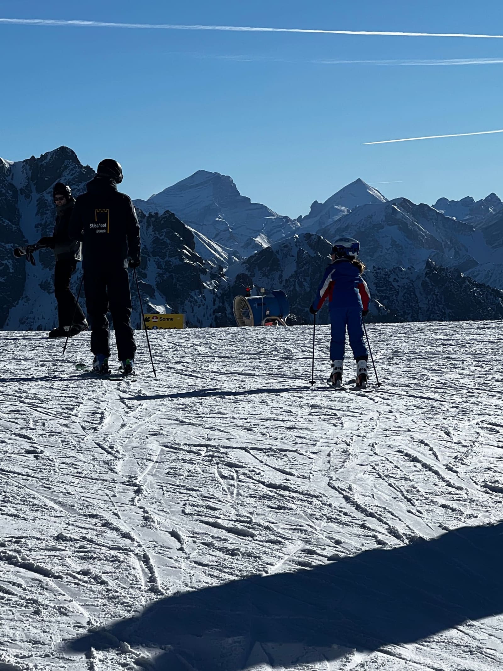 Letizia e il maestro della scuola sci di Brunico, con le Dolomiti dietro