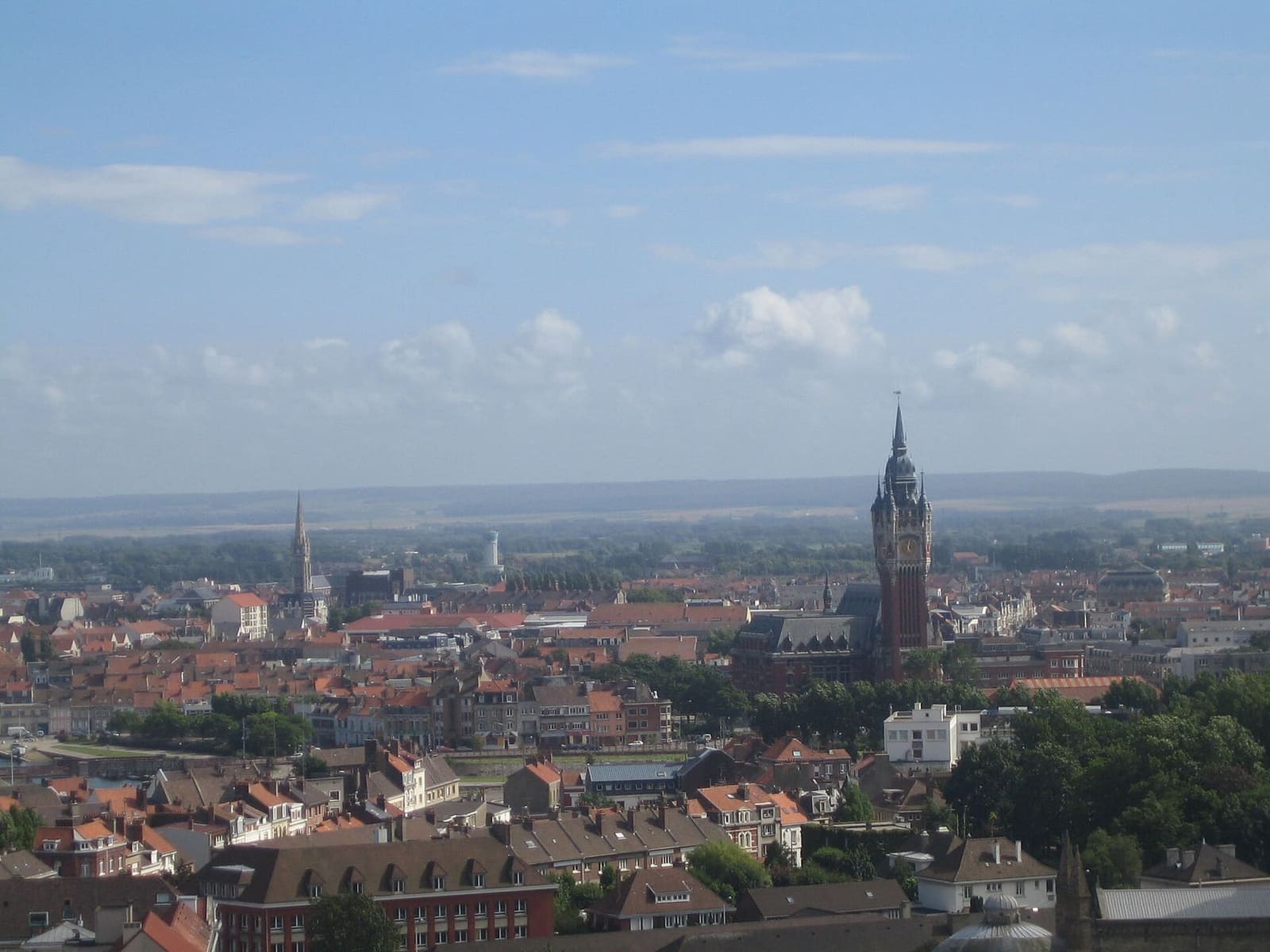 Calais dall'alto, con i tetti, le torri di Notre-Dame e il beffroi