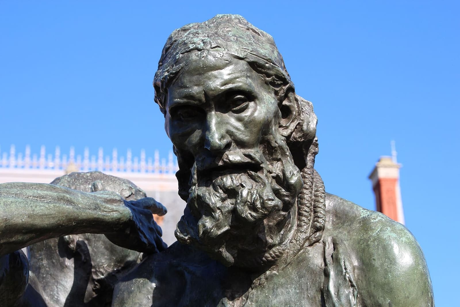 Eustache de Saint-Pierre da vicino, il borghese più anziano, con la corda al collo
