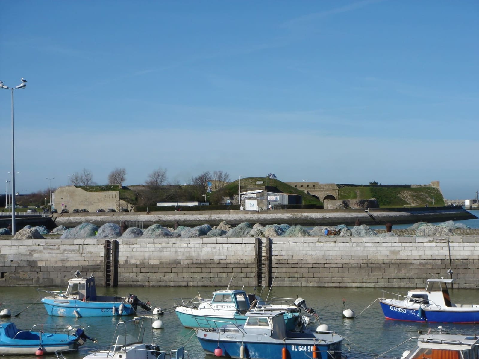 il Fort Risban dietro le barche del bassin du Paradis