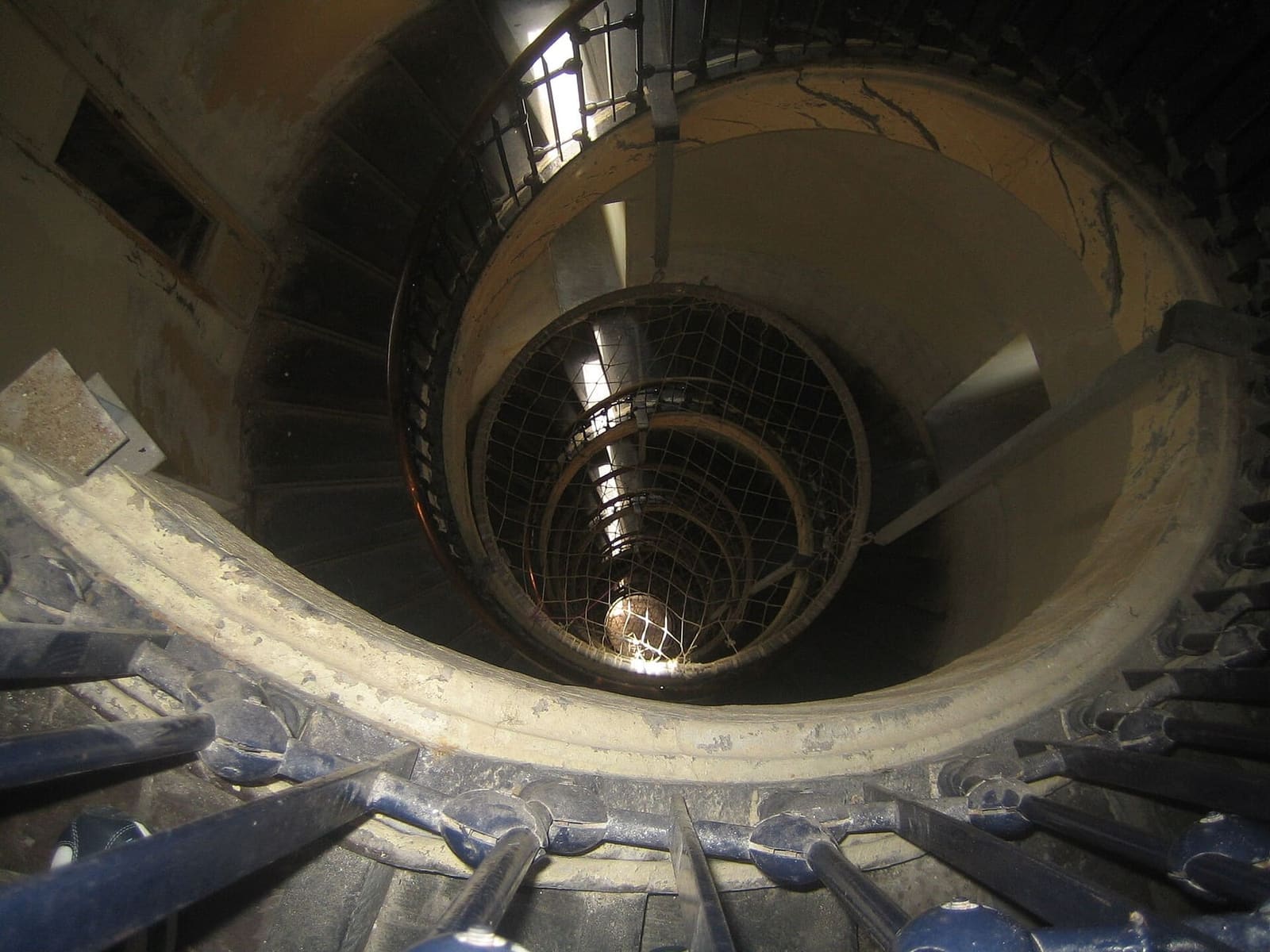 la scala a chiocciola del faro vista dall'alto