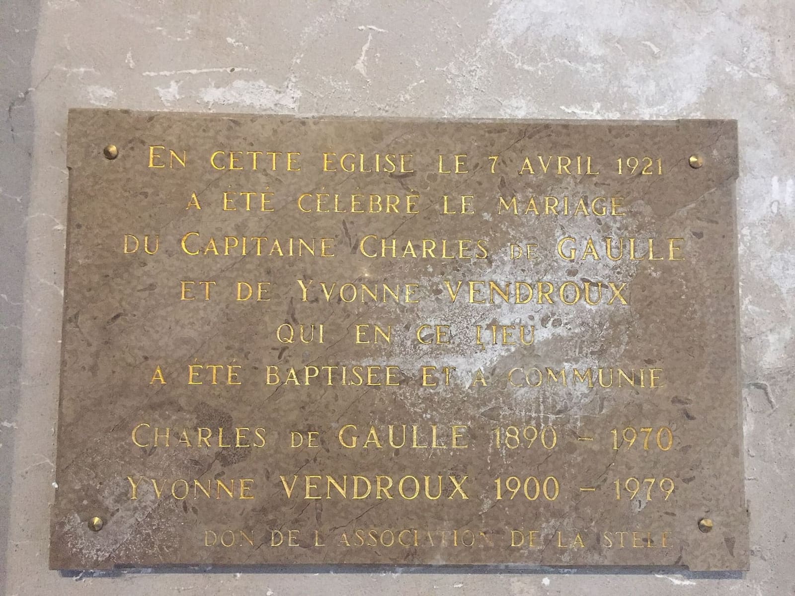 la targa in Notre-Dame che ricorda il matrimonio di Charles de Gaulle e Yvonne Vendroux, il 7 aprile 1921