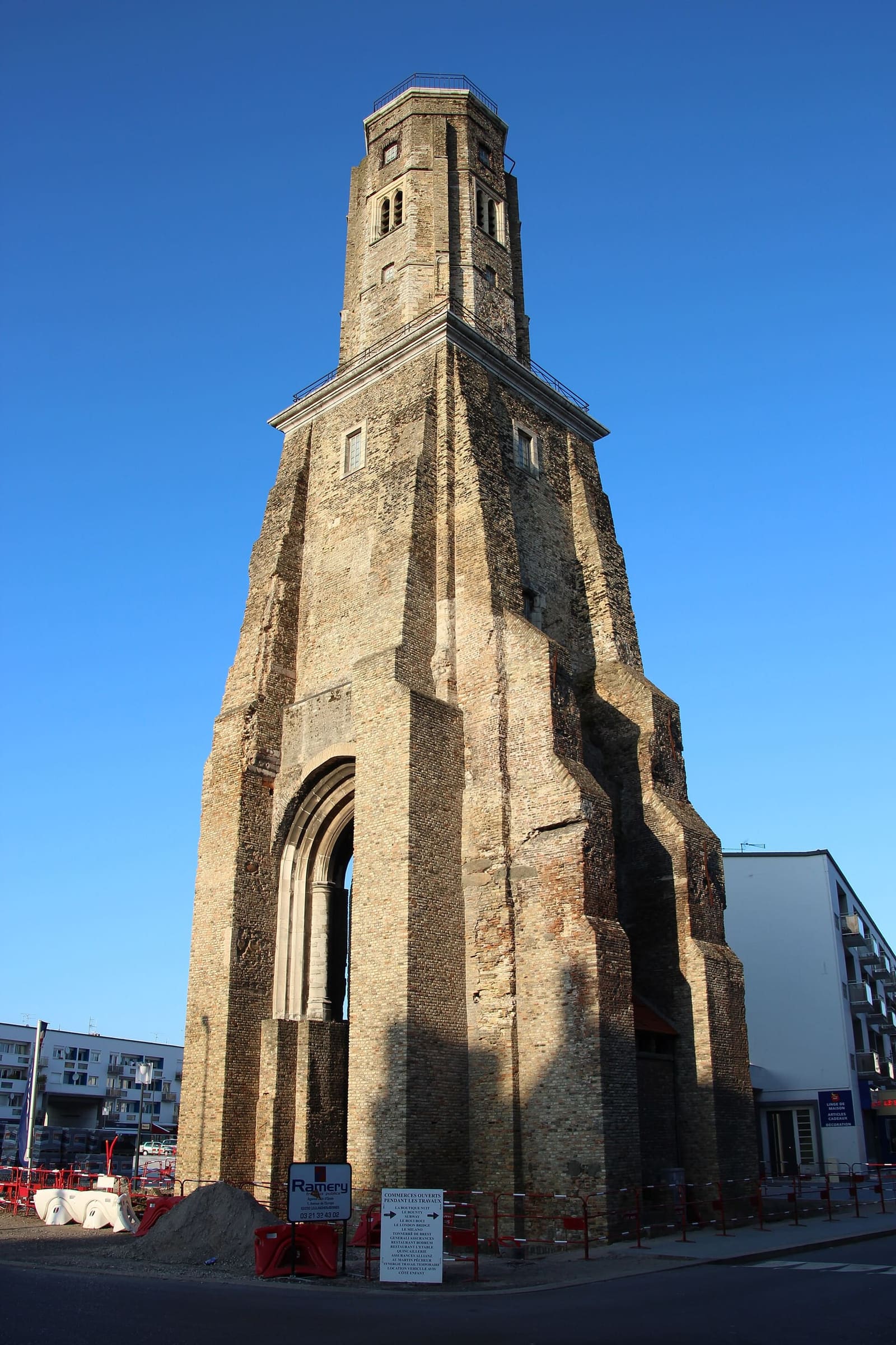 la Tour du Guet dal basso sotto il cielo blu, con l'arco aperto alla base