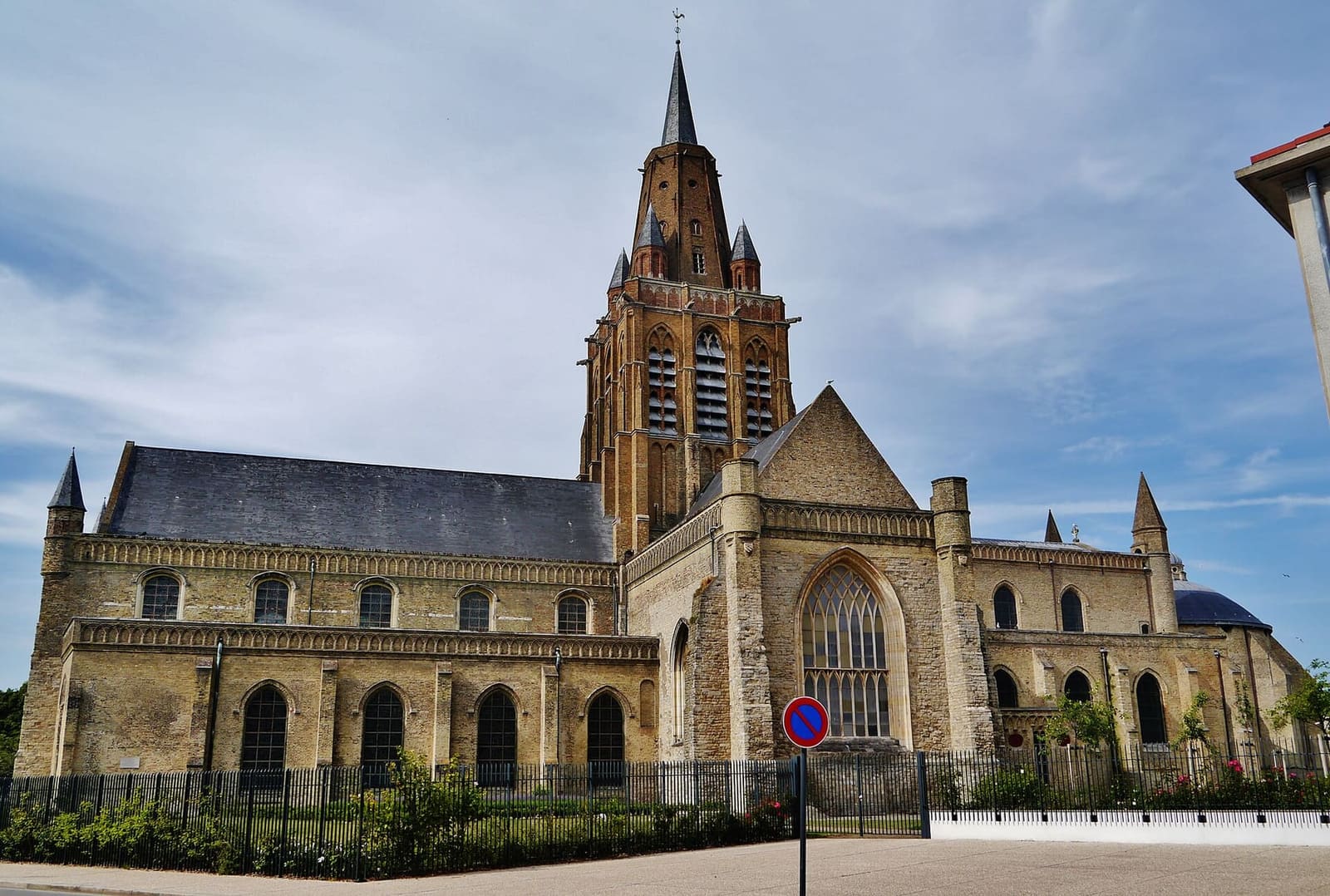 Notre-Dame di Calais di fianco, con la torre quadrata e le navate di pietra chiara