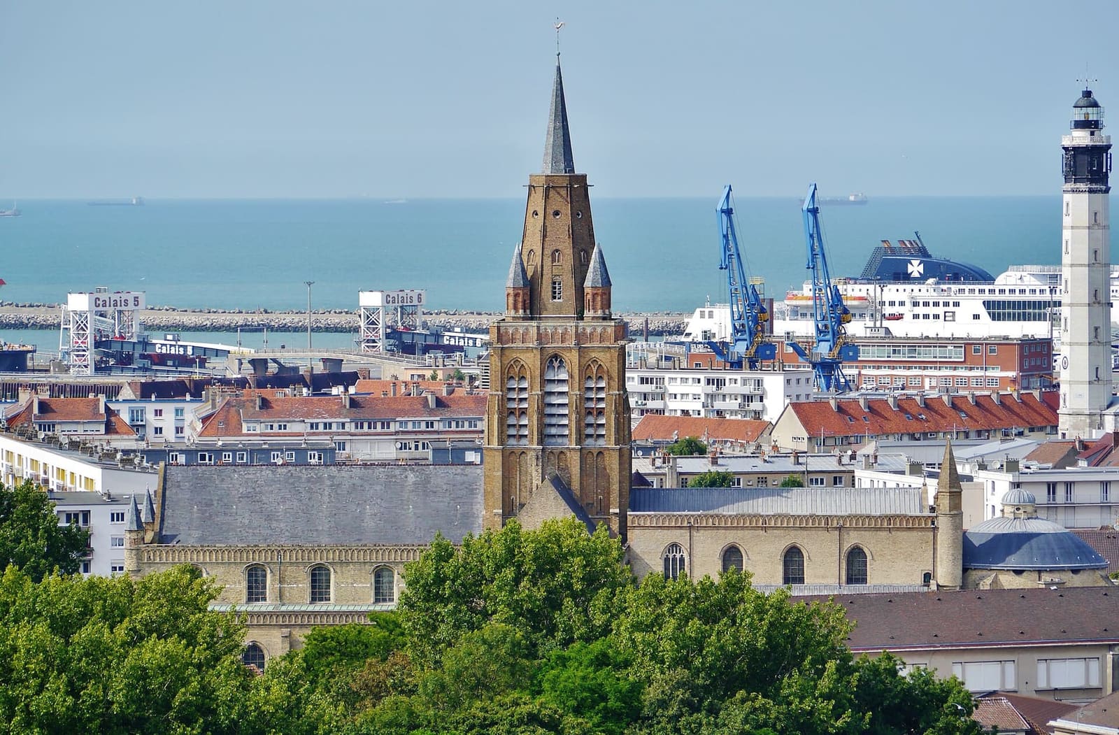 Notre-Dame vista dal beffroi, con i tetti di Calais-Nord, il faro e il porto