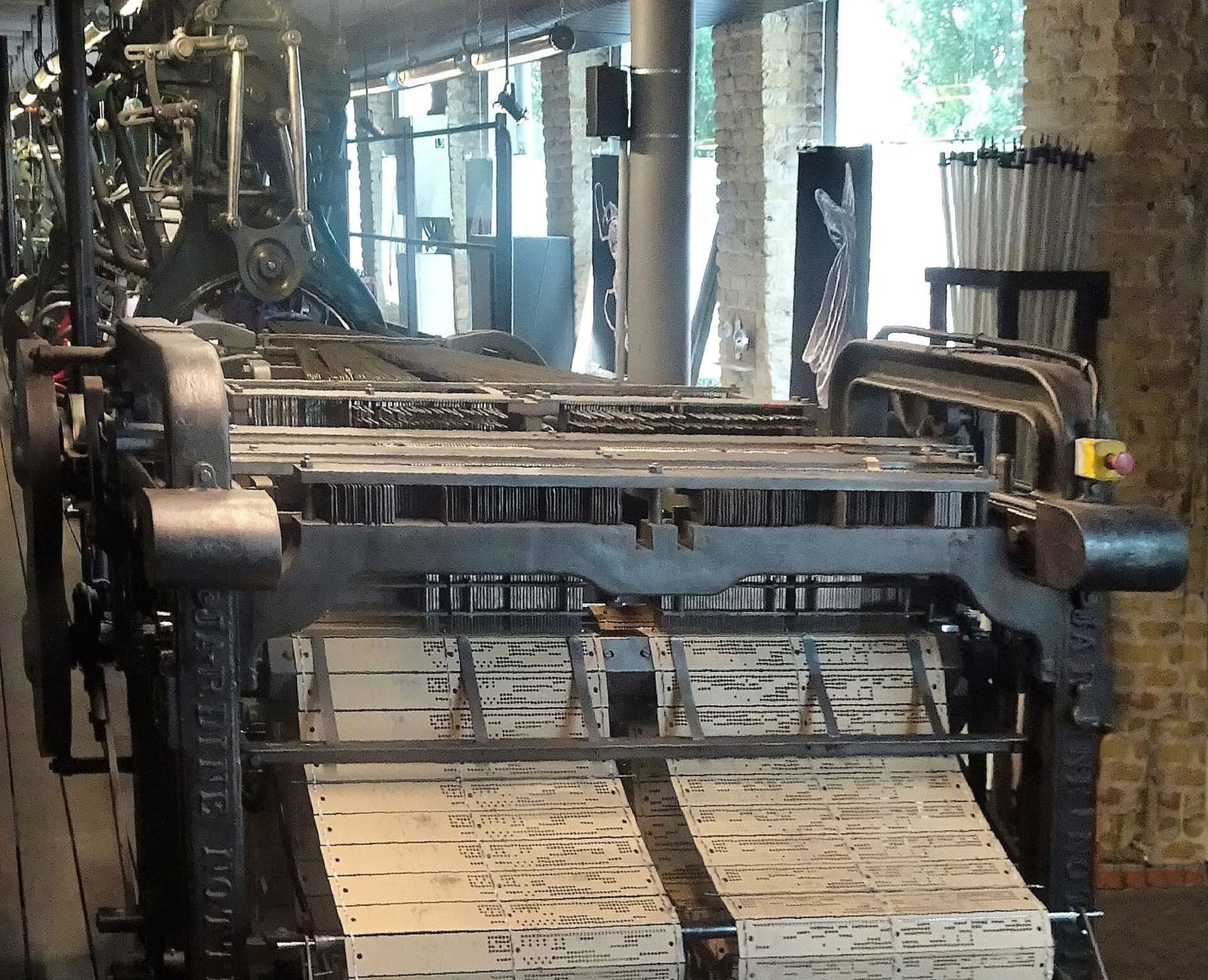 un telaio Leavers con le schede perforate Jacquard che pendono davanti