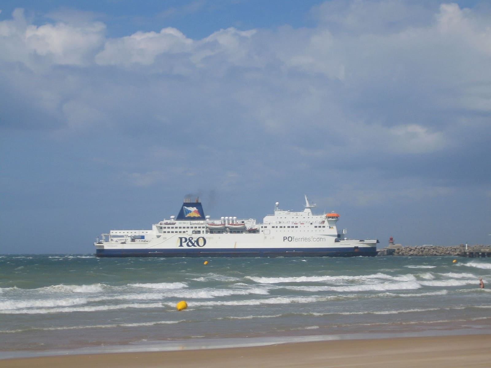 un traghetto P&O passa davanti alla spiaggia, diretto al porto