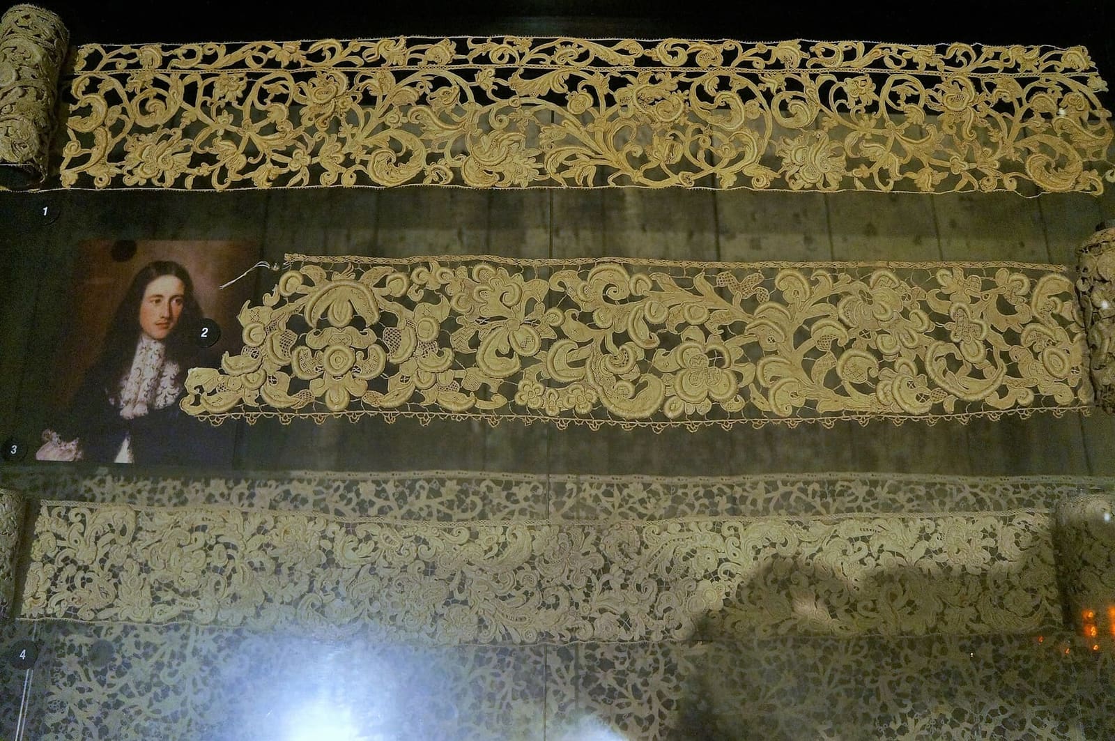 un volant di pizzo esposto alla Cité de la dentelle