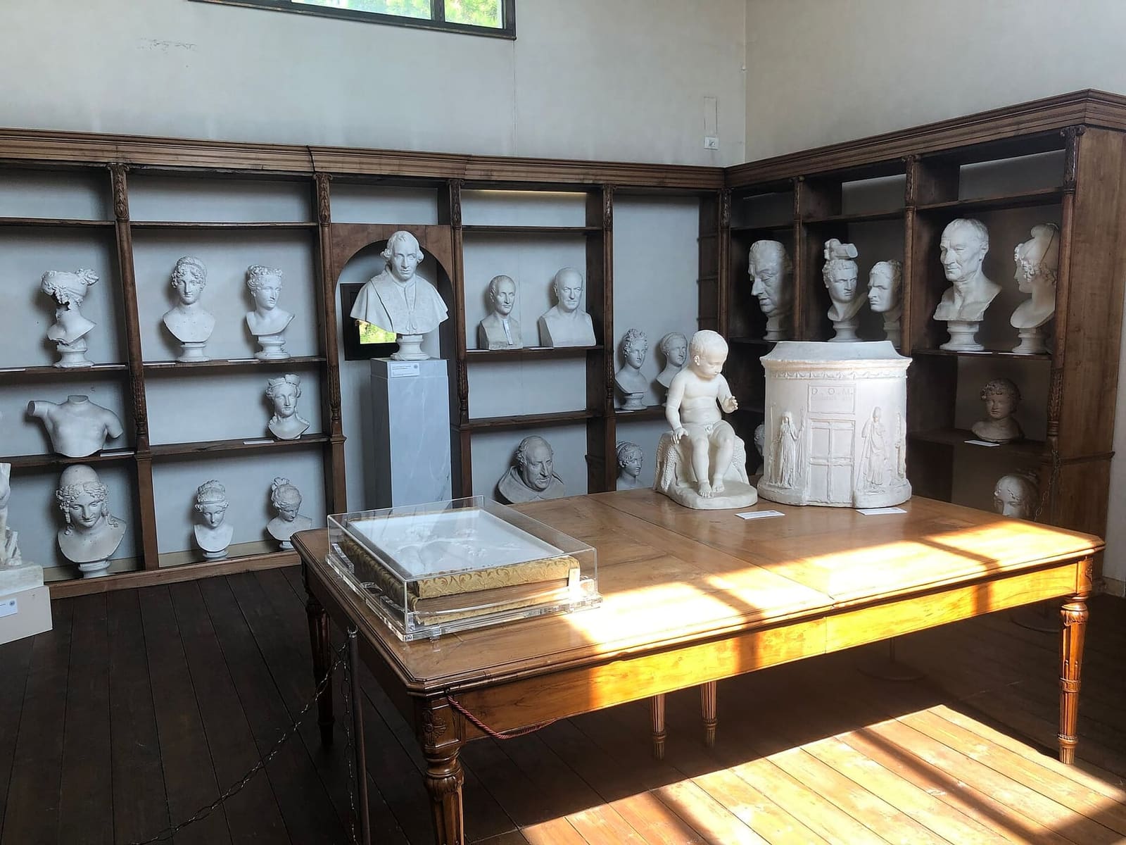 i busti in gesso di Canova sugli scaffali di legno, in una sala del museo