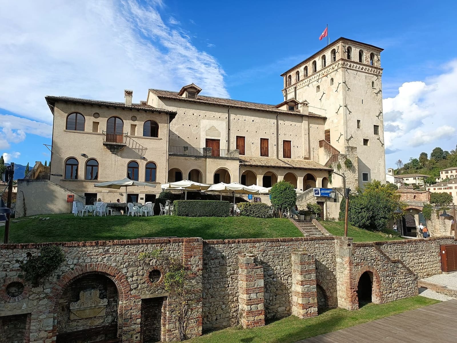 il castello della regina Caterina Cornaro con la sua torre, sopra le vecchie mura