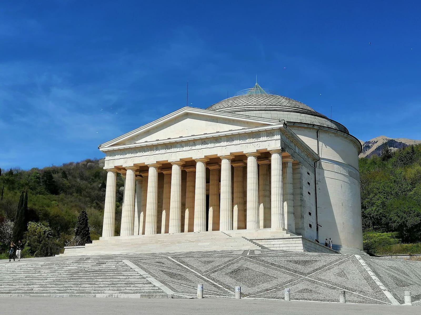 der Tempio canoviano von Possagno mit der Säulenhalle und der Kuppel, an einem klaren Tag im April