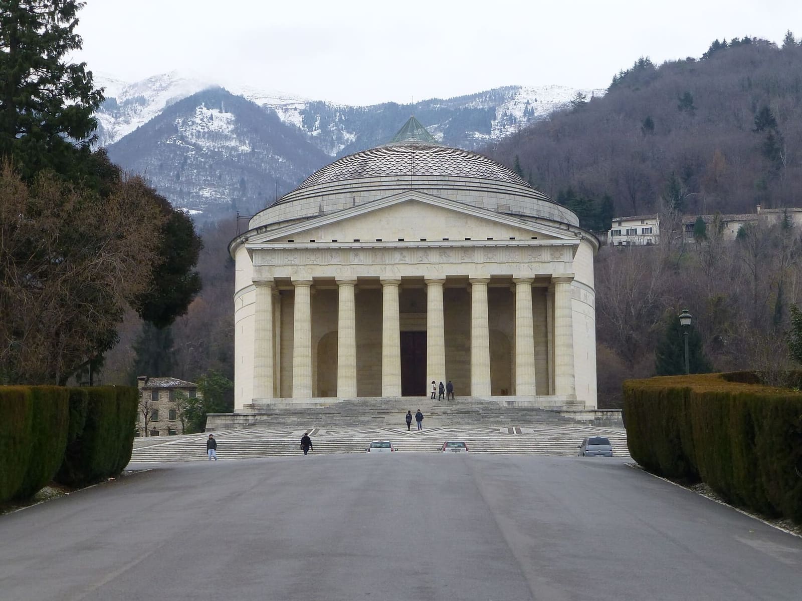 il Tempio canoviano in fondo al viale, con il Grappa innevato dietro, a fine dicembre