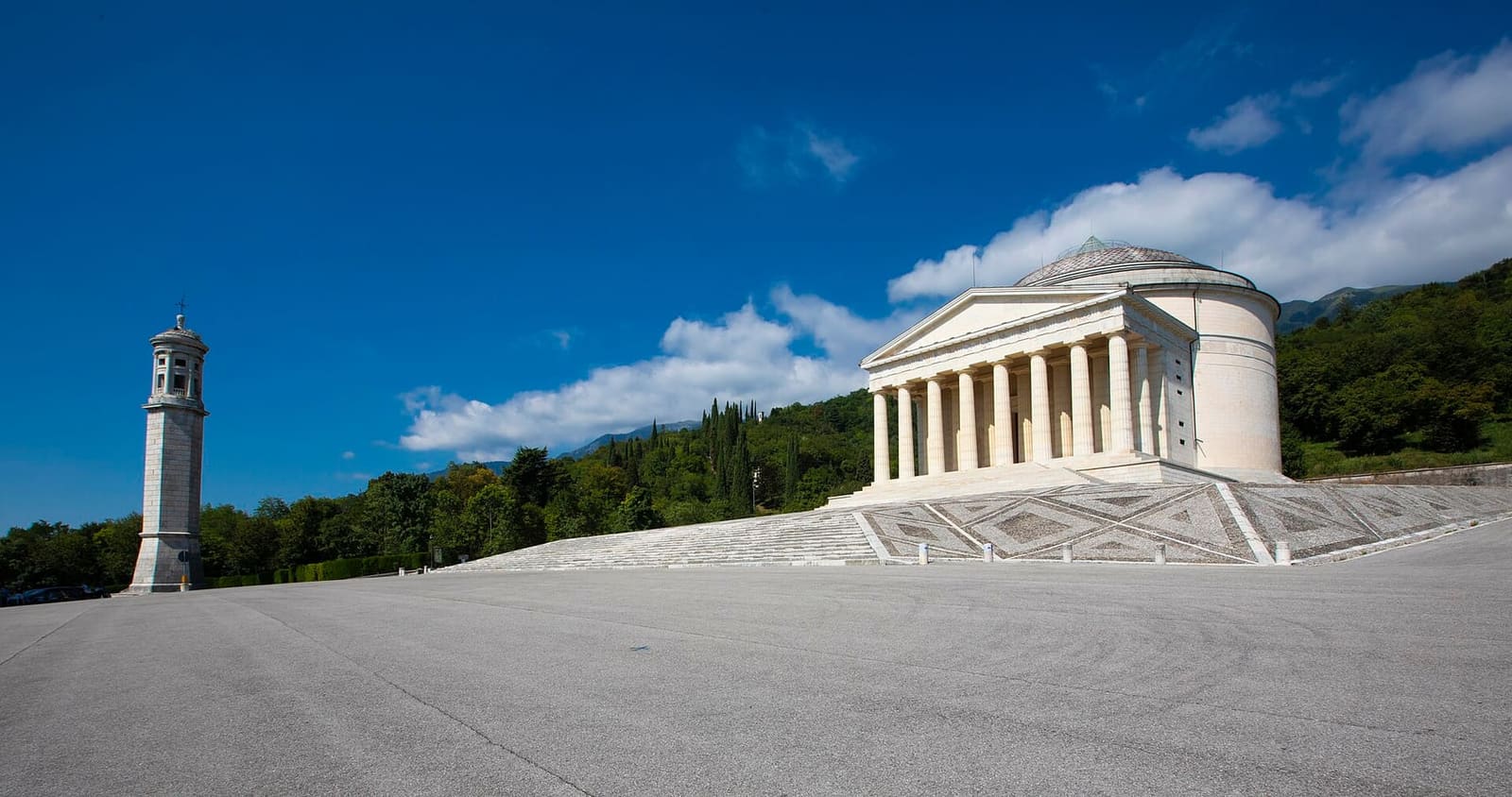 il Tempio canoviano e il suo campanile in fondo al grande piazzale, a fine agosto