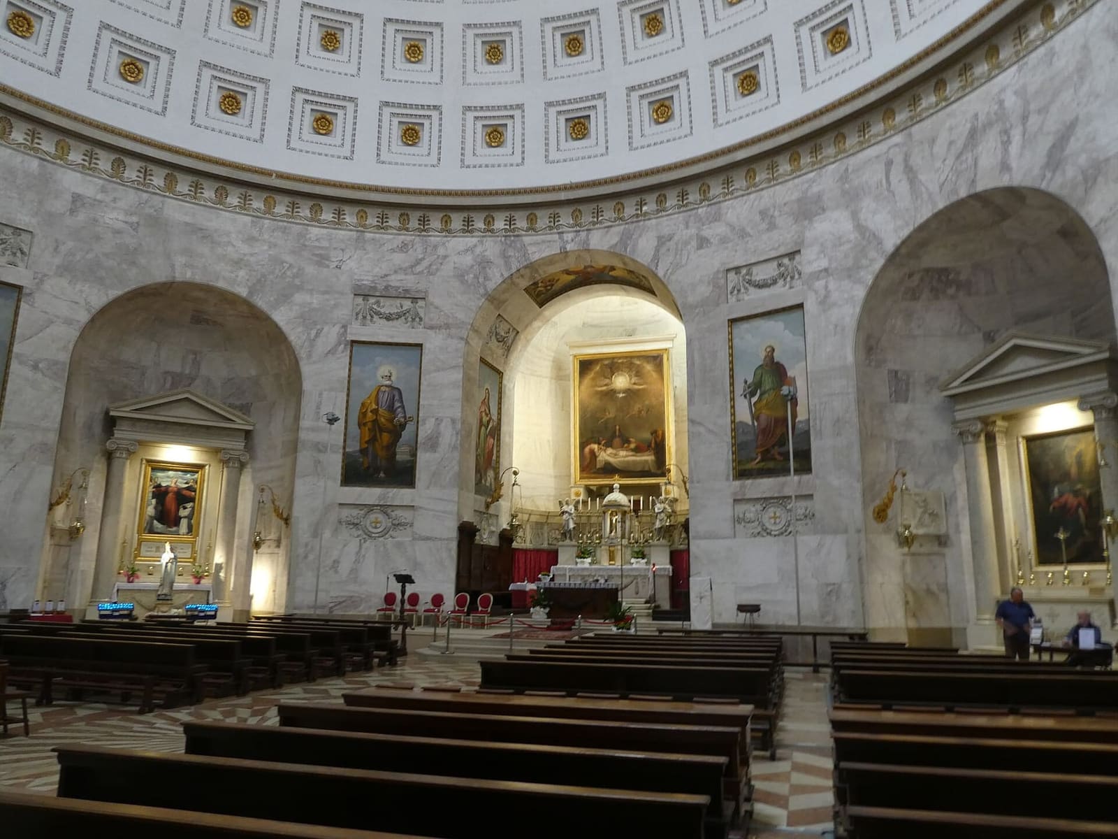 l'interno rotondo del Tempio, con l'abside e gli altari sotto la cupola