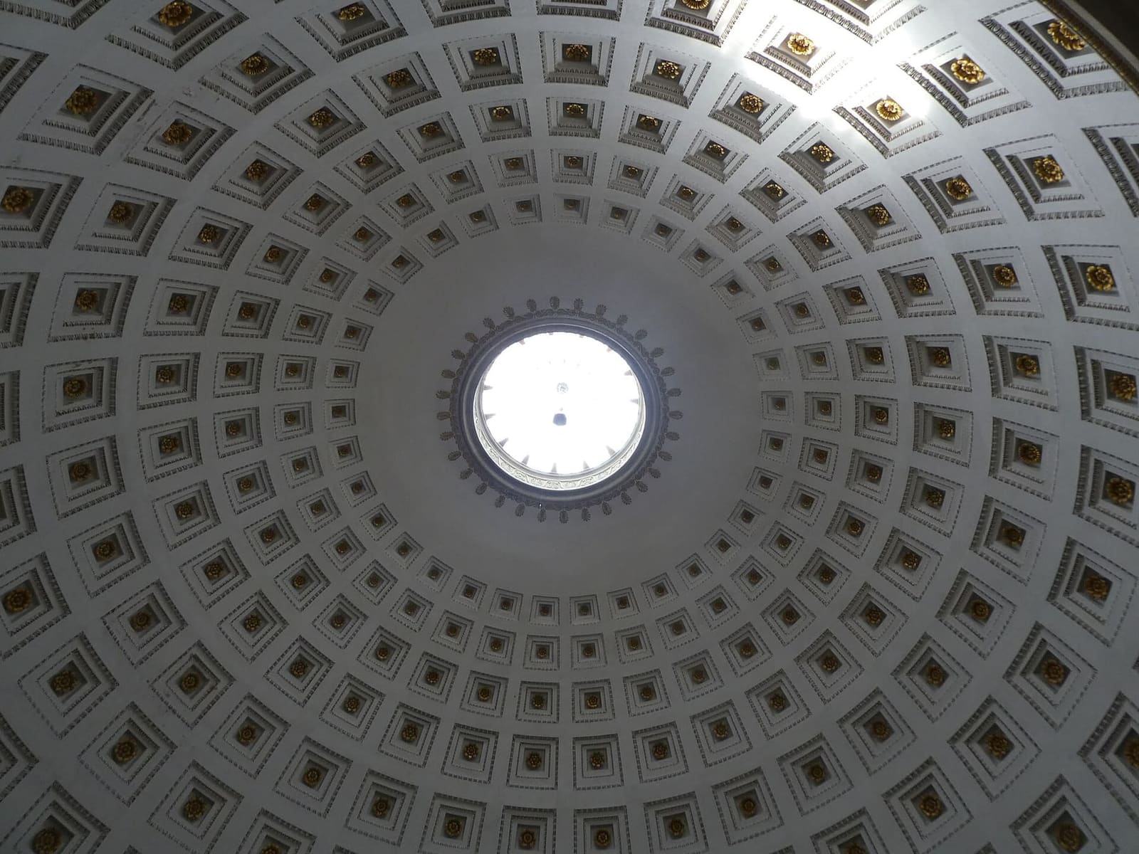 la cupola a cassettoni del Tempio vista da sotto, con l'occhio di luce in cima
