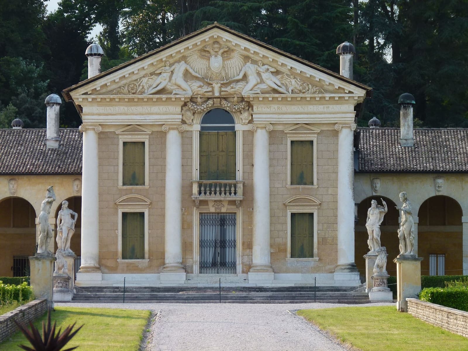 la facciata di Villa Barbaro a Maser, opera di Palladio, con le statue davanti e il frontone scolpito