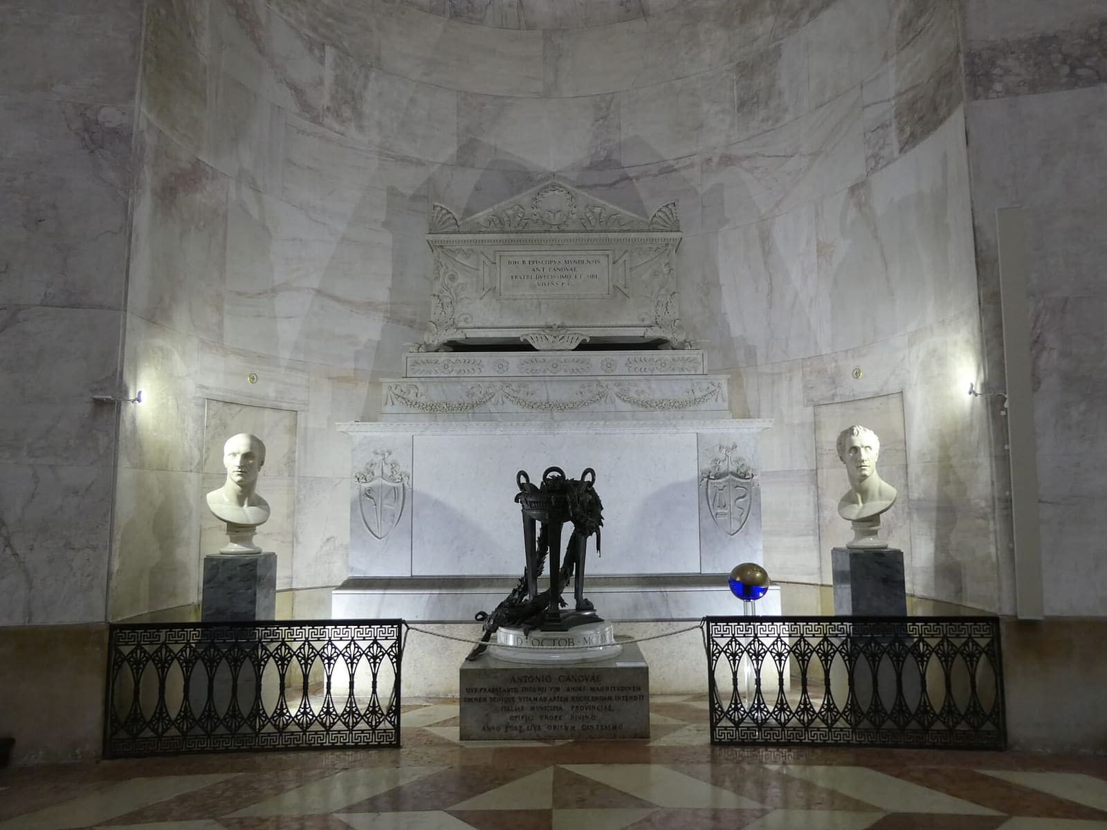 la tomba di Antonio Canova e del fratellastro Giovanni Battista Sartori, dentro il Tempio