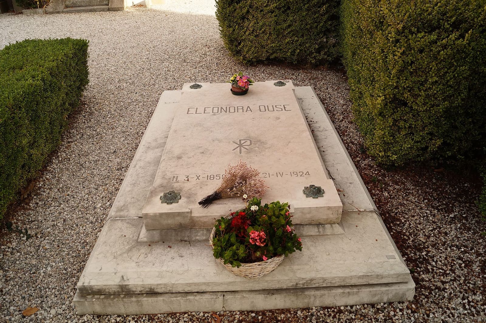 la tomba di Eleonora Duse nel cimitero di Sant'Anna, ad Asolo