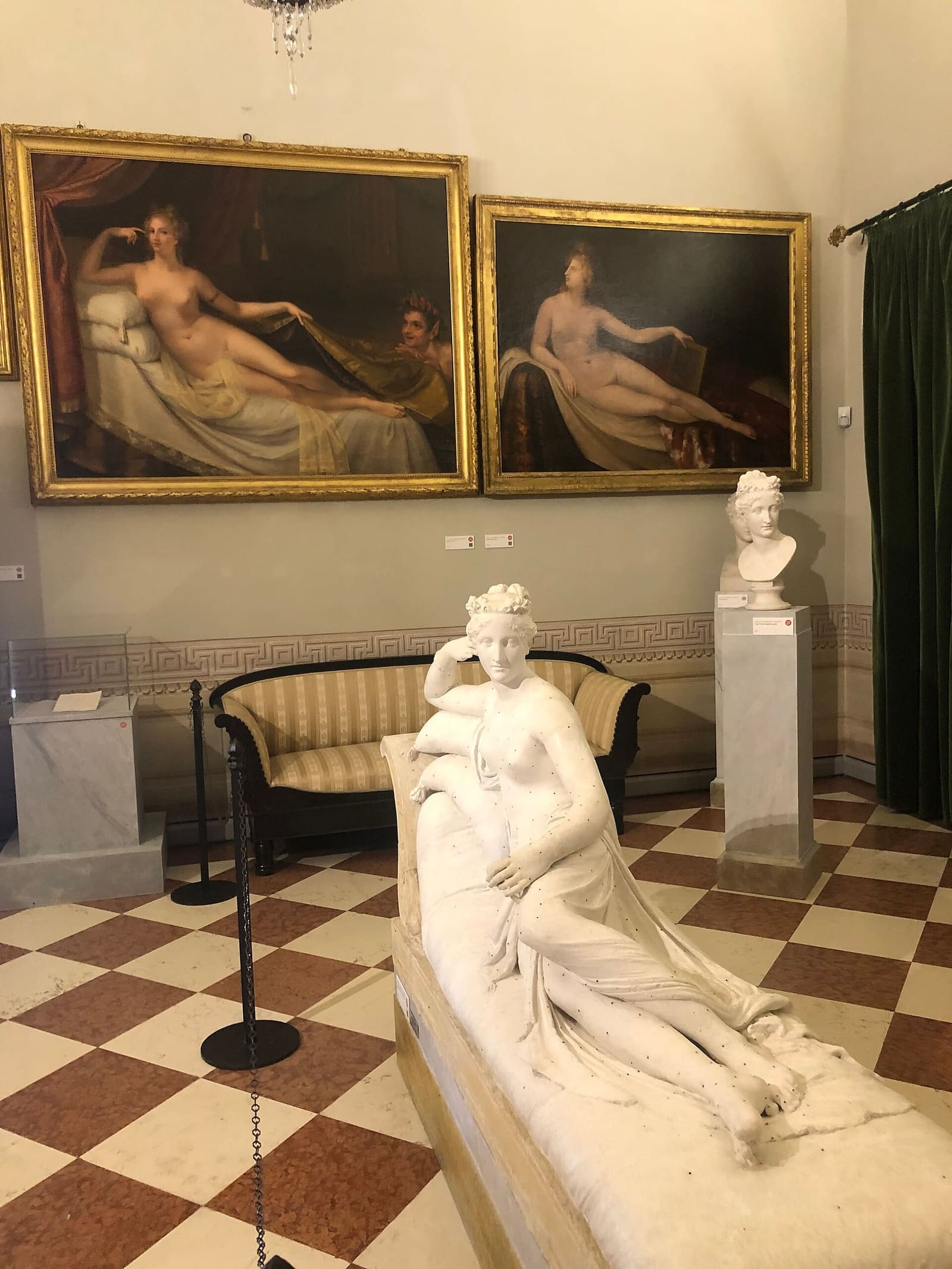 il modello in gesso di Paolina Borghese, con due dipinti di Canova alle pareti, nel museo di Possagno