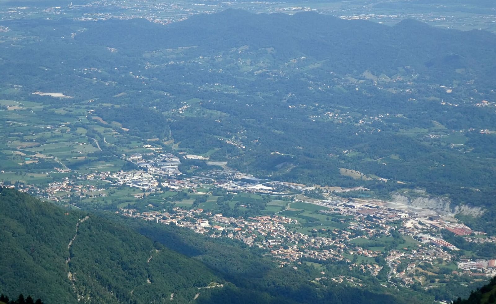 Possagno e la valle verso i colli asolani, visti dal Monte Grappa a luglio