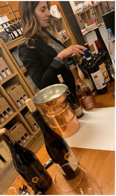 il banco dell'enoteca, con le bottiglie in mescita e il secchiello del ghiaccio