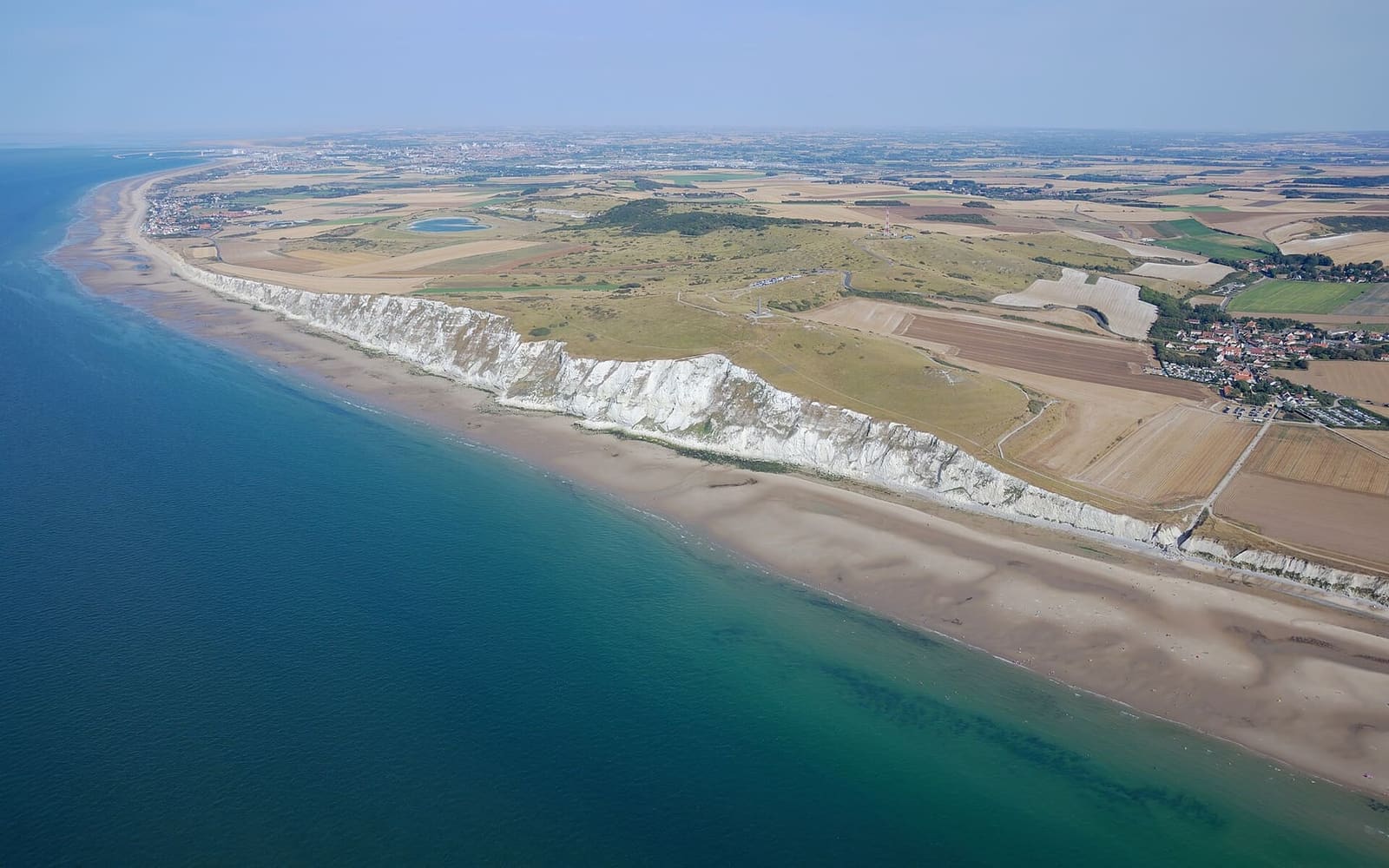 il Cap Blanc-Nez visto dall'aereo, con la falesia di gesso, i prati in cima e la spiaggia sotto