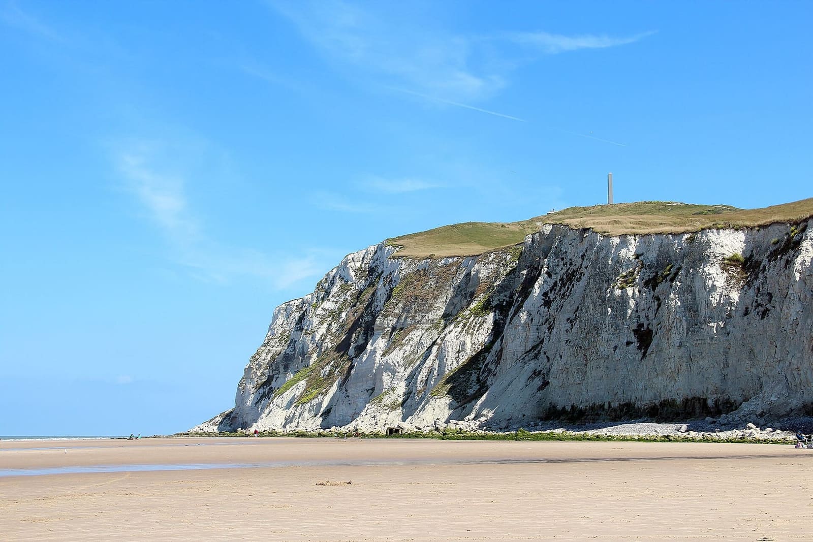 il Cap Blanc-Nez dalla spiaggia di Escalles, bianco sotto il cielo blu