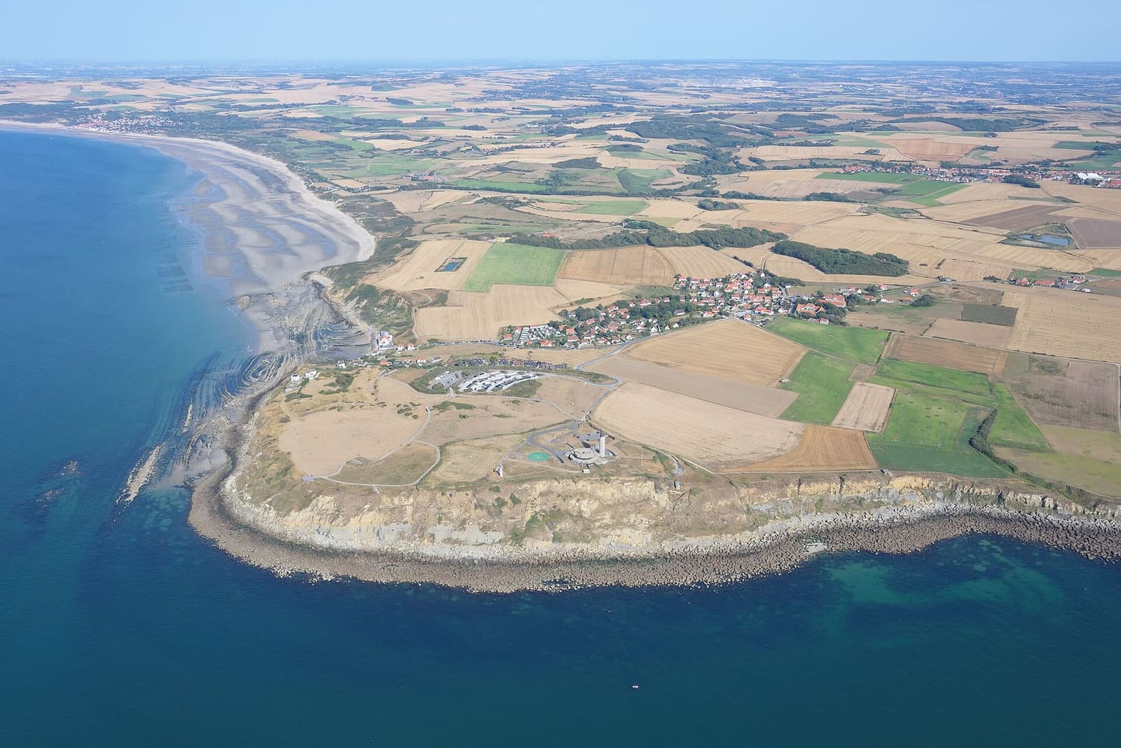 il Cap Gris-Nez visto dall'aereo, con la punta, il faro e i massi sotto la falesia