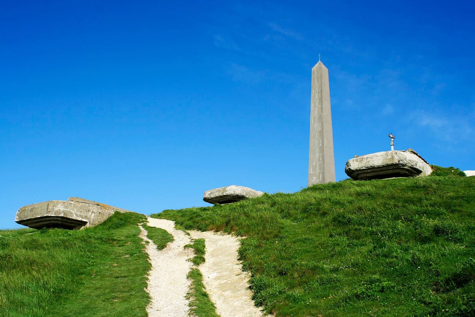 il sentiero bianco che sale all'obelisco della Dover Patrol, fra i bunker e l'erba