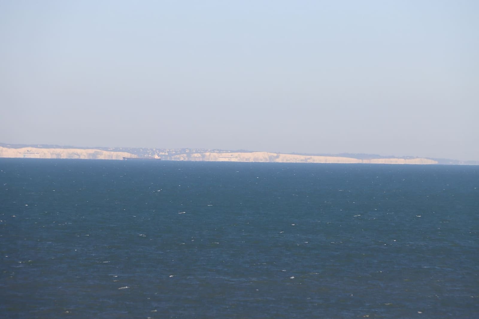 le scogliere bianche di Dover all'orizzonte, oltre lo stretto, dal Gris-Nez