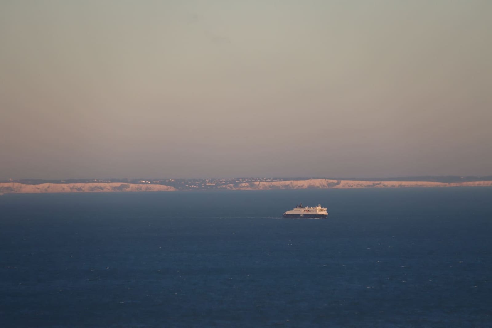un traghetto nello stretto e le scogliere bianche dell'Inghilterra all'orizzonte, dal Blanc-Nez