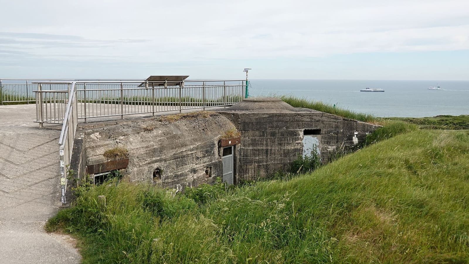 un bunker del Vallo Atlantico e il belvedere in cima al Blanc-Nez