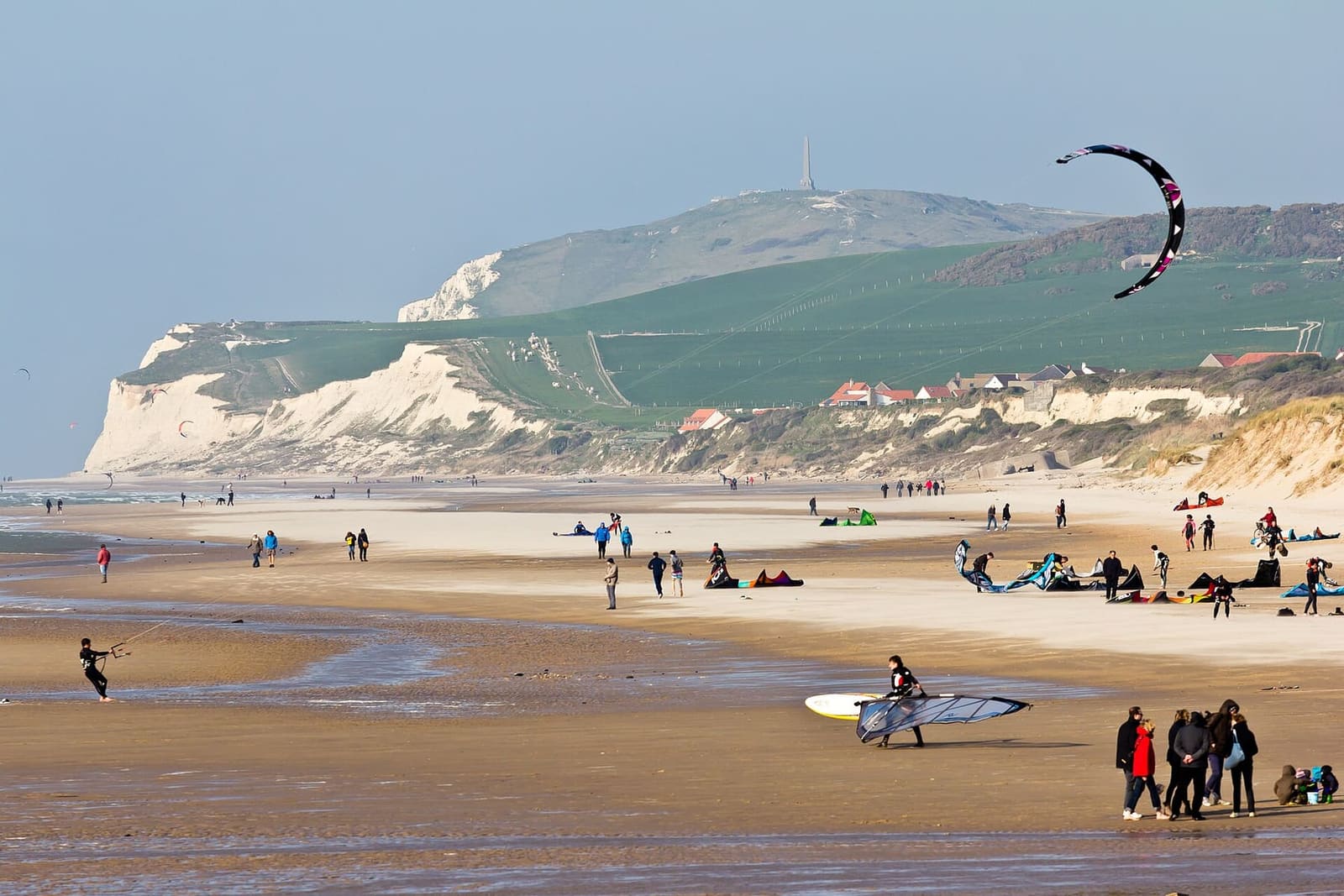 un kitesurf sulla spiaggia di Wissant, con il Blanc-Nez in fondo